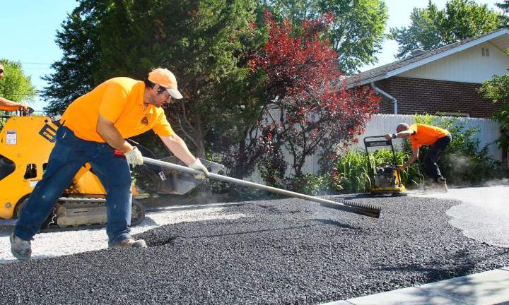 Nous accomplissons efficacement la réparation de votre entrée en asphalte.